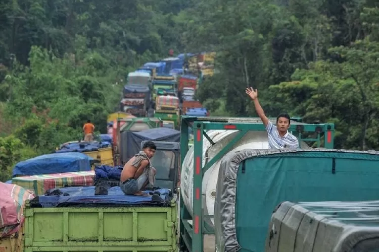 Jalan nasional, Batanghari, Jambi terjadi macet parah hingga 22 jam. (Inews.com)