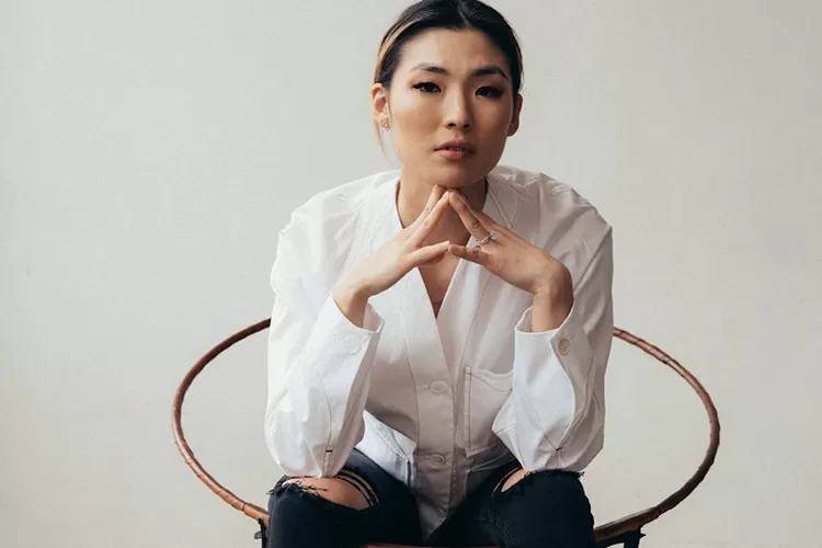 Ilustrasi tanda wanita cuek tapi tetap sayang pasangannya (Pexels/Dziana Hasanbekava)