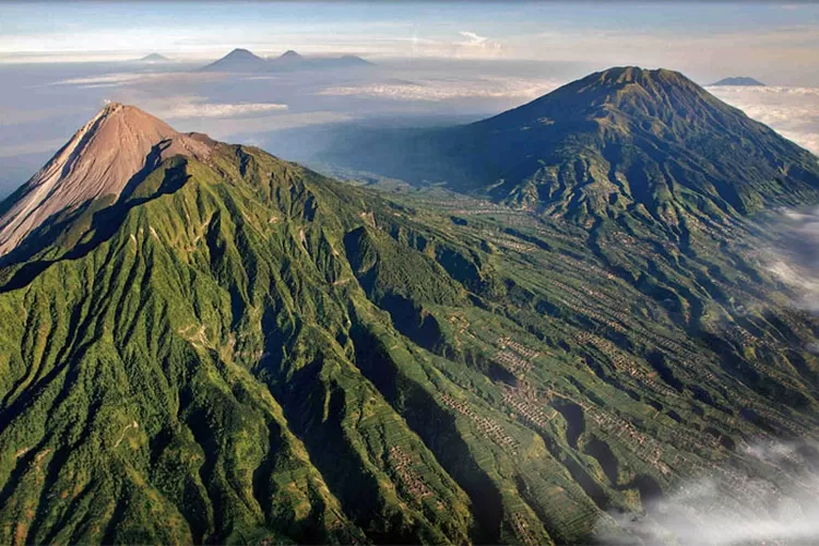 Ilustrasi penampakan Gunung Merapi. (Pixabay)