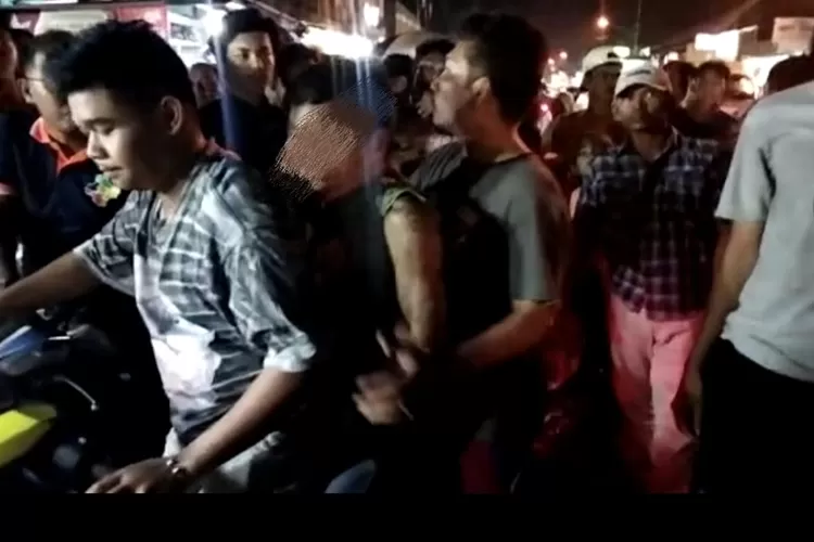 Aksi pencurian handphone di siteba, Kecamatan Nanggalo, pelaku berhasil ditangkap warga (foto/jefrimon)