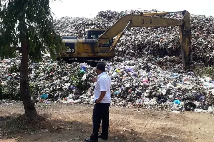 Kepala Dinas Lingkungan Hidup Kabupaten Batang A Handy Hakim menunjukkan gunungan sampah di TPA Randukuning. (Muslihun/kontributor Batang )