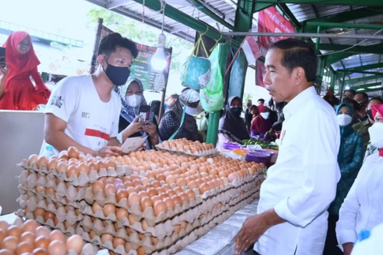 Presiden RI Joko Widodo (Jokowi) dan Ibu Iriana Jokowi mengunjungi Pasar Tenguyun, Tarakan, Kalimantan Utara (Kaltara), untuk mengecek bahan pokok terutama minyak.  (dok setkab.go.id)