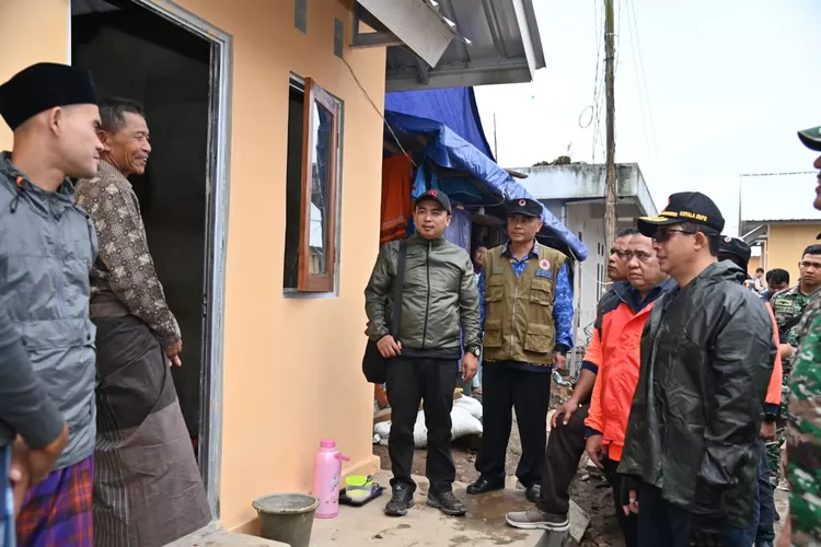 Tinjau pembangunan rumah korban gempa 