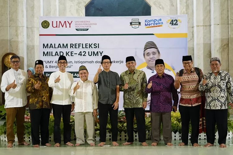 Pimpinan UMY saat foto bersama dengan salah satu penggagas berdirinya UMY, Drs HM Alfian Darmawan (baju batik warna ungu). ( Foto: Dok BHP UMY)