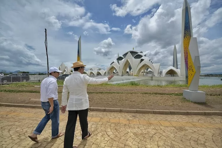 Gubernur Ridwan Kamil bersama Sekda Setiawan Wangsaatmaja saat mempimpin Rapat Evaluasi Masjid Raya Al Jabbar di Masjid Al Jabbar, Kecamatan Gedebage, Kota Bandung, Rabu (1/3/2023).*
