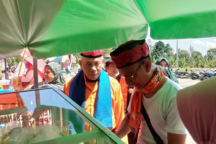 ACARA : UMKM Kelurahan Jatijajar&nbsp; gelar bazar di Terminal Jatijajar.&nbsp; (ANDIKA EKA/RADAR DEPOK)