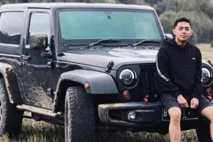 Mario Dandy saat berfoto dengan mobil Rubicon (Tiktok @hadiwijaya4228)