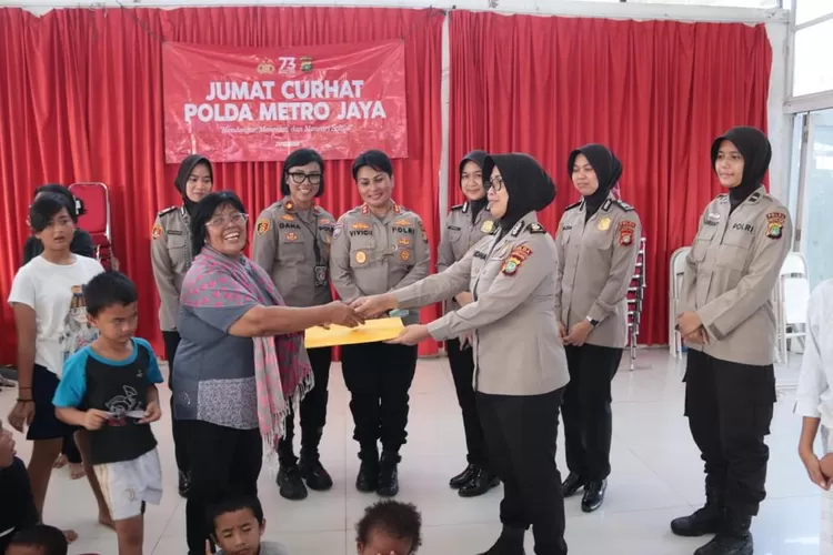 Jajaran Polwan SubditKrimsus Polda Metro Jaya berkunjung ke Panti Asuhan Pintu Elok Pamulang, Tangerang Selatan.