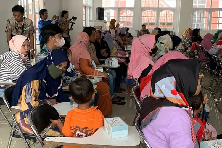 Orang tua balita saat mengikuti sosialisasi penanganan stunting di Gedung Wanita Kendal. (edi prayitno/kontributor Kendal)