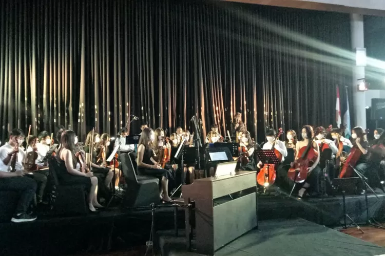 Selain tim orkestra, tampil juga beberapa penampilan spesial dari grup Primary Orchestra Club (Klub Orkestra tingkat SD), BBS Bandung Band, BBS Bandung Voice, dan pertunjukkan menarik dari permainan alat musik Guzheng. (Bisnisbandung.com / Gustin Gumilar)