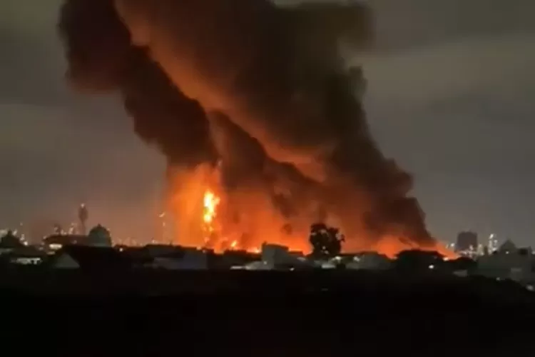 BREAKING NEWS Depo Pertamina Plumpang Jakarta Utara Kebakaran  (Twitter @juanncuuk)