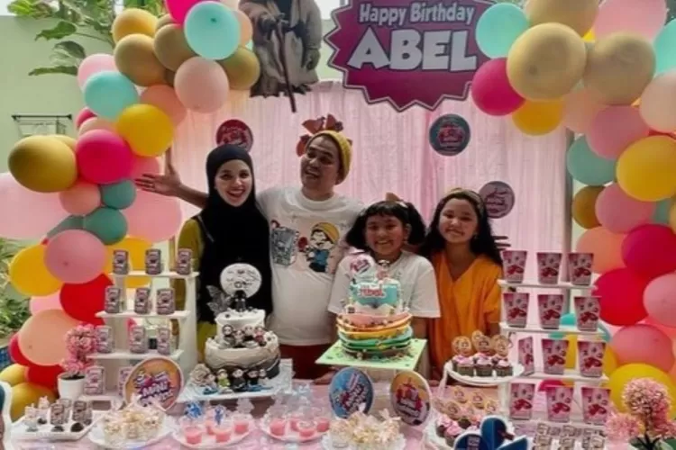 Indra Bekti dan Aldilla Jelita saat ulang tahun anak mereka. (Instagram/ @indrabekti)