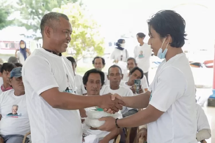 Komunitas Nelayan Pesisir Banten Distribusikan Alat Perlengkapan Pancing Kepada Para Nelayan Pulau Tunda (Foto: TOPMedia)