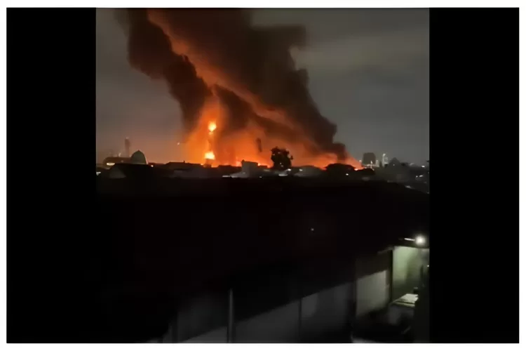 Kebakaran Depo Pertamina Plumpang pada Jumat Malam (foto: Gorajuara/Twitter/@SangLangit01)