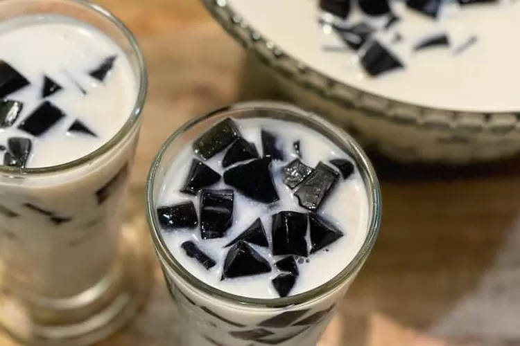 Cincau hitam juga bisa dibuat es, terasa sangat nikmat sekali