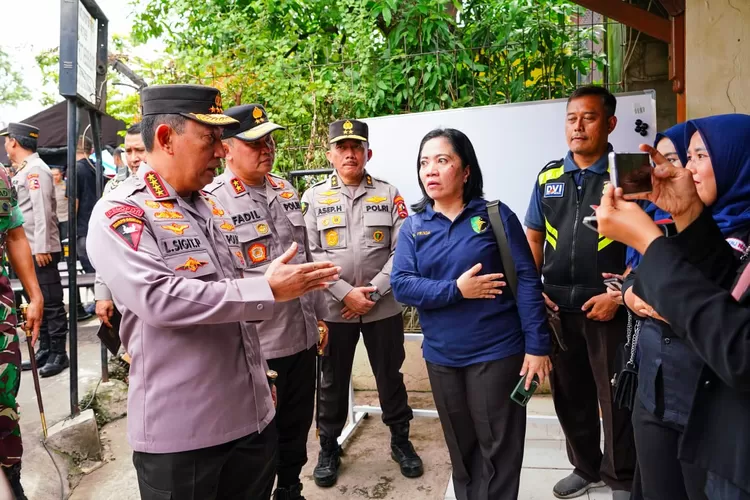 Kapolri Jenderal Pol Liatyo Sigit Prabowo meninjau lokasi kebakaran Depo Pertamina Plumpung. (SMSolo/ist)