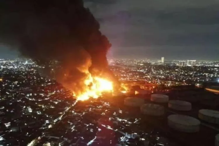 Depo Pertamina Plumpang dilalap si jago merah semalam (Twitter @kodoqu_)