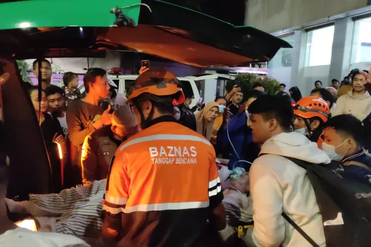 Tim penyelamat Baznas membantu penyelamatan korban kebakaran depo BBM Pertamina Plumpang, Jakarta Utara, Jumat  malam (4/3/2023).