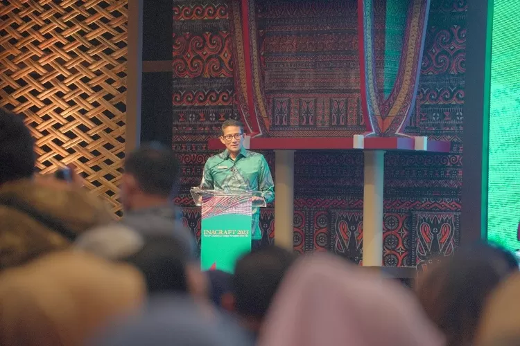 Menteri Pariwisata dan Ekonomi Kreatif Indonesia Sandiaga Uno saat membuka Inacraft 2023