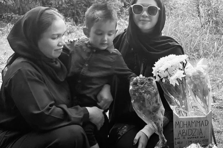 Potret Raya Kitty saat di pemakaman Abidzia (Instagram @rayanurfitrird)