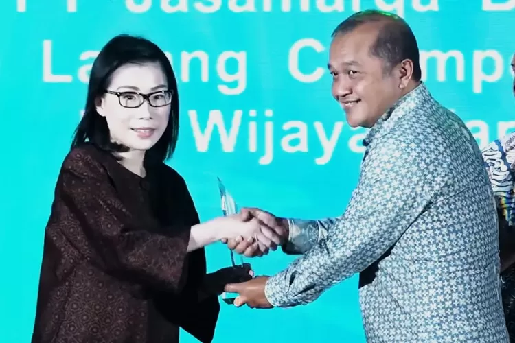 Direktur Keuangan PT Bhimasena Power Indonesia Jacqueline Kurniawan menerima penghargaan dari Direktorat Jenderal Pengelolaan dan Pembiayaan Resiko Kementerian Keuangan Bramantio Isdijoso, Gedung Kementrian Keuangan Jakarta, (1/3)  Foto: dok