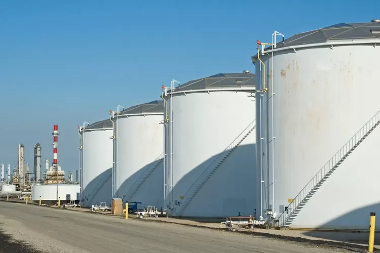 The storage tanks at an oil refinery complex Ihttps://pertaminapatraniaga.com/penyimpanan) (Chad McDermott)