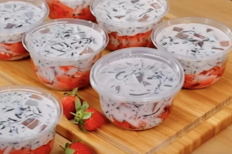 Es Jelly Stroberi ini sangat segar untuk dijadikan menu takjil buka puasa saat bulan Ramadhan, silakan coba di rumah (Foto: Es Jelly Stroberi)