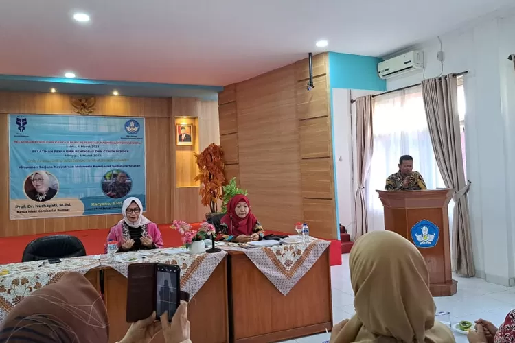 Prof Dr Nurhayati, Ketua HISKI Sumsel berbagi ilmu menembus jurnal nasional/internasional bereputasi