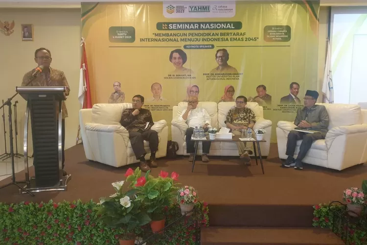 Prof Dr Komarudin Hidayat saat tampil sebagai Pembicara Kunci pada Seminar Nasional Pendidikan di Cahaya Rancamaya Islamic Boarding School Bogor (4/3/2023) (Ist)