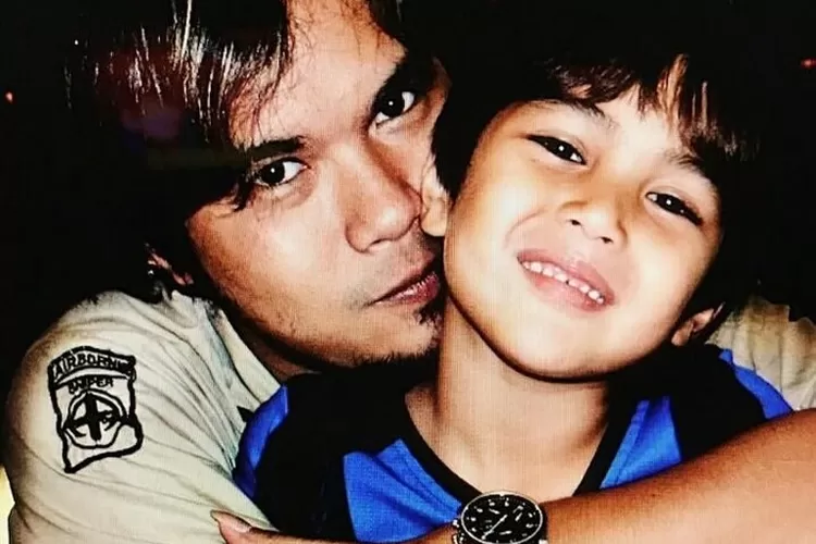 Ahmad Dhani dan El Rumi saat masih kecil 