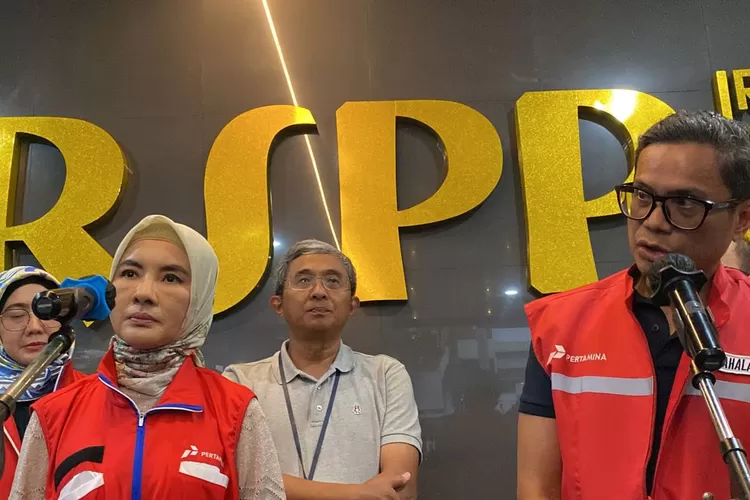 Direktur Utama Pertamina, Nicke Widyawati, dalam konferensi pers di Rumah Sakit Pertamina Pusat, Jakarta, Sabtu (4/3/2023), terkait kebakaran Depo Pertamina Plumpang menyatakan stok BBM aman dan menghimbau masyarakat tidak panic buying.