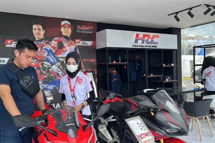 AHM hadir di WSBK Mandalika dengan area khusus merchandise dan apparel. (Istimewa)