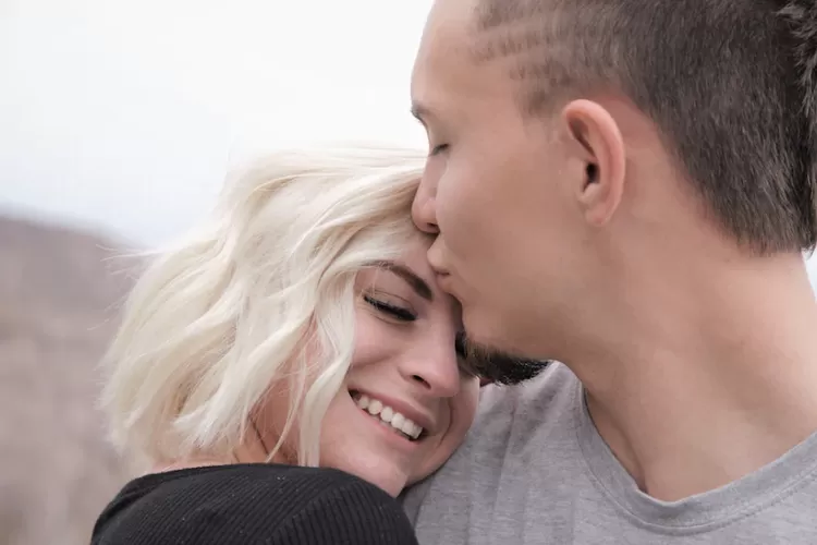 Ilustrasi bahasa tubuh yang menunjukkan rasa kangen pada pasangan (Unsplash/ Alexander Grey)