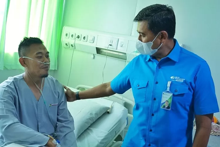 Dirut BPJS Ketenagakerjaan Anggoro Eko Cahyo (kanan) saat mengunjungi salah satu pesertanya yang menjalani perawatan (Istimewa)