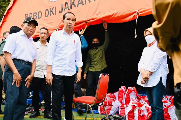 Menko PMK Muhadjir Effendy (kiri) mendampingi Presiden Joko Widodo (tengah), meninjau pengungsi korban kebakatan depo Pertamina, Plumpang. 