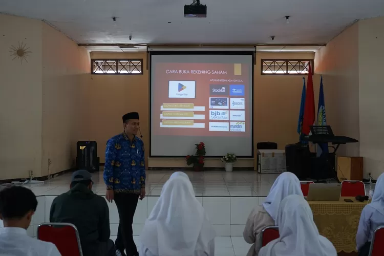 Mengajari Murid Tentang Sudut Pandang Ekonomi Nasional dan Global (GoraJuara.com/dok AKSI)