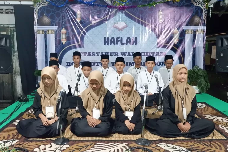Santri RTA Rendeng Kulon mengikuti prosesi khataman juz 'amma. (Istimewa)