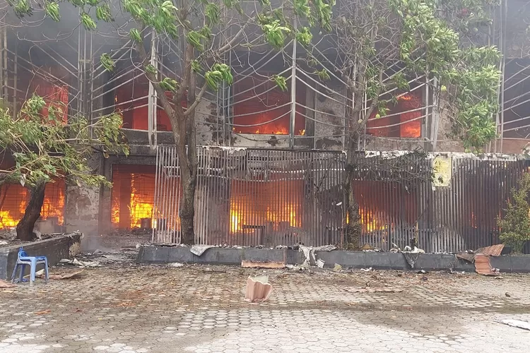 Api yang membakar Gedung MPP Kota Pekanbaru (Istimewa)