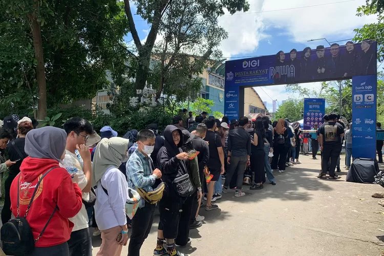 Antrian panjang tiket masuk konser Dewa 19 di Stadion Siliwangi Kota Bandung. (Gorajuara/ Dokumen Pribadi/ Ervan Radian)
