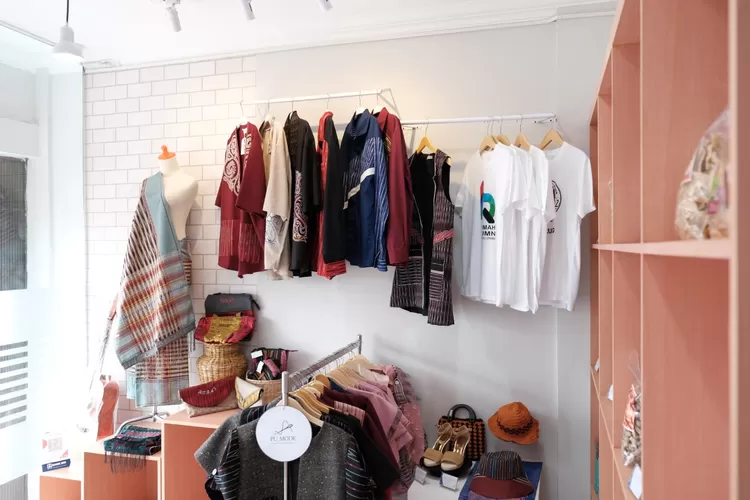 Pelaku Usaha: Di Rumah BUMN, Keunikan Sepatu &amp; Sandal Rajut dari Tarutung Dibantu Promosikan (BRI)