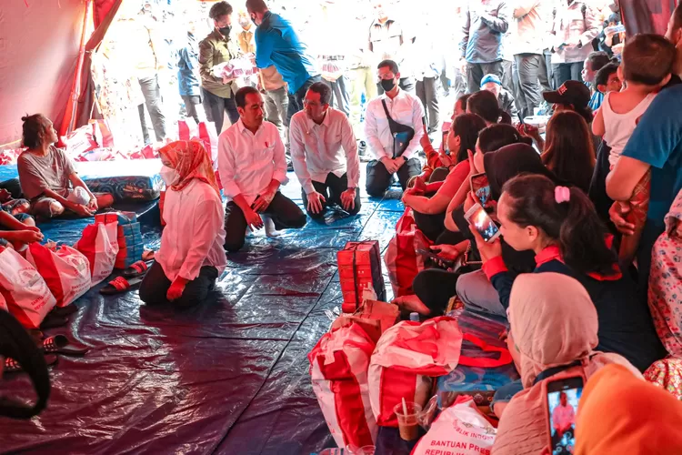 Presiden Joko Widodo dan Pj Gubernur DKI Heru Budi  Hartono meninjau keadaan para pengungsi korban  krbakaran depo BBM Depo Pertamina Plumpang, Minggu (5/3/2023). 