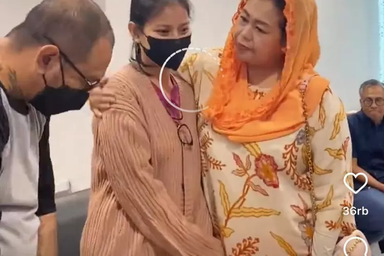 Yenn Wahid, putri Gus Dur membezuk David, korban penganiayaan Mairo< david ternyata penggemar Gus Dur. Yeny mengajak  untu emndoakan David agar segera sadar. (tangkapan layar instagram @yennywahid) 