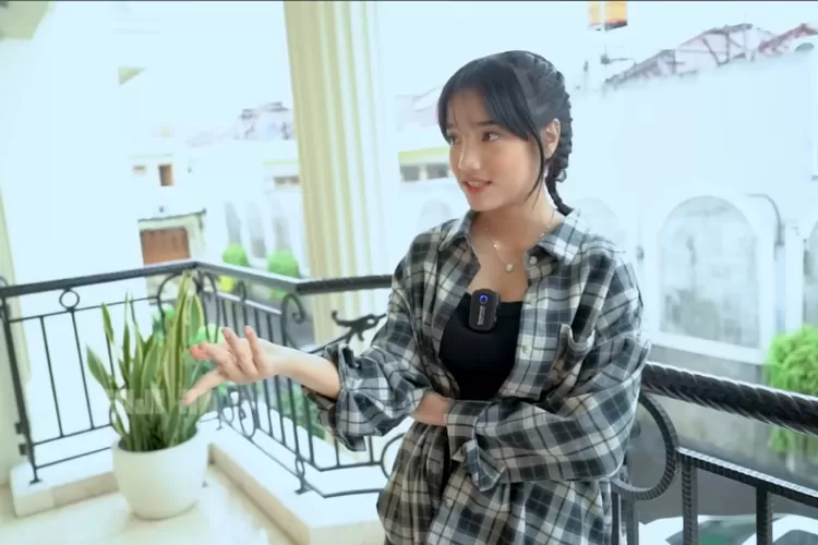 Fujianti Utami atau Fuji saat sedang mengunjungi rumah baru yang dia beli seharga 20 Miliar untuk mengetahui fasilitas-fasilitas didalamnya