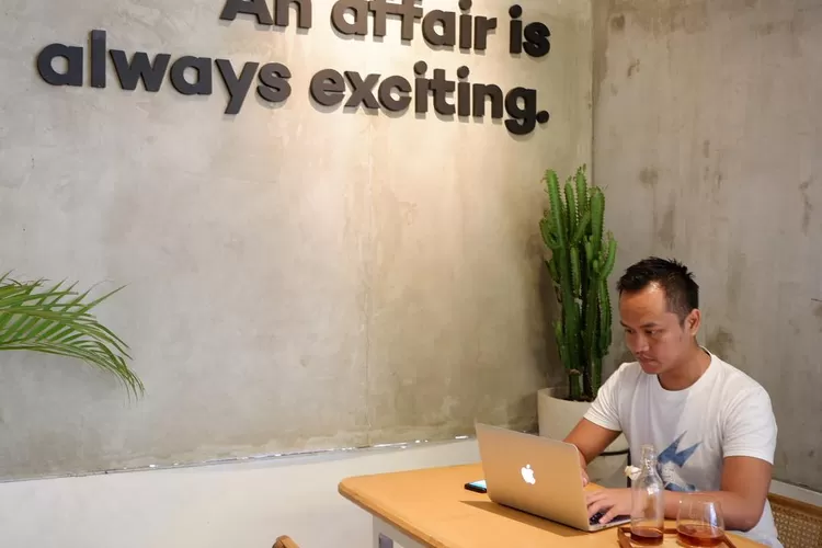 Salah satu spot untuk kerja atau nugas di Social Affair Coffee and Bakehouse, rekomendasi cafe di Pantai Indah Kapuk (Instagram @adit_19)