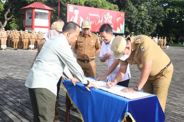 Plt Wali Kota Bekasi Tri Adhianto menandatangani kerjasama bareng BPJS Ketenagakerjaan. (Humas Pemkot Bekasi)
