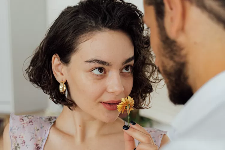 Ilustrasi bahasa tubuh menjadi senjata rahasia wanita bikin pria meleleh (Pexels/ Antoni Shkraba)