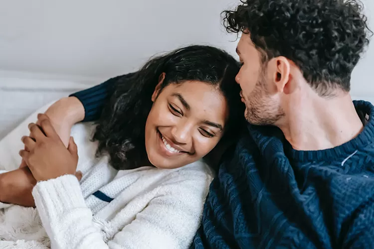 Ilustrasi karakter pria yang menghargai wanita (Pexels/William Fortunato)