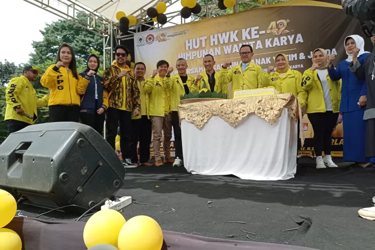 Himpunan Wanita Karya DPD Partai Golkar Kota Bogor memperingati HUT ke-42 HWK, Senin (6/3/2023).