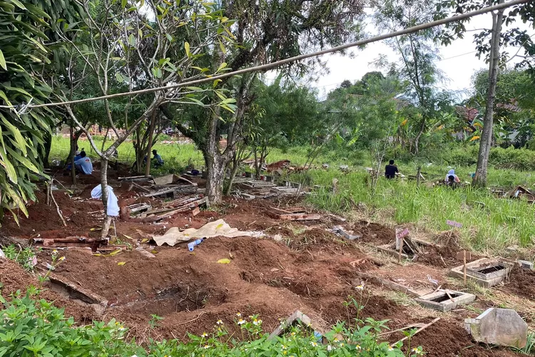 Ribuan makam di Desa Nagrak, Kecamatan Gunung Putri, Kabupaten Bogor terdampak penggusuran imbas pembangunan Jalan Tol Cimanggis - Cibitung.