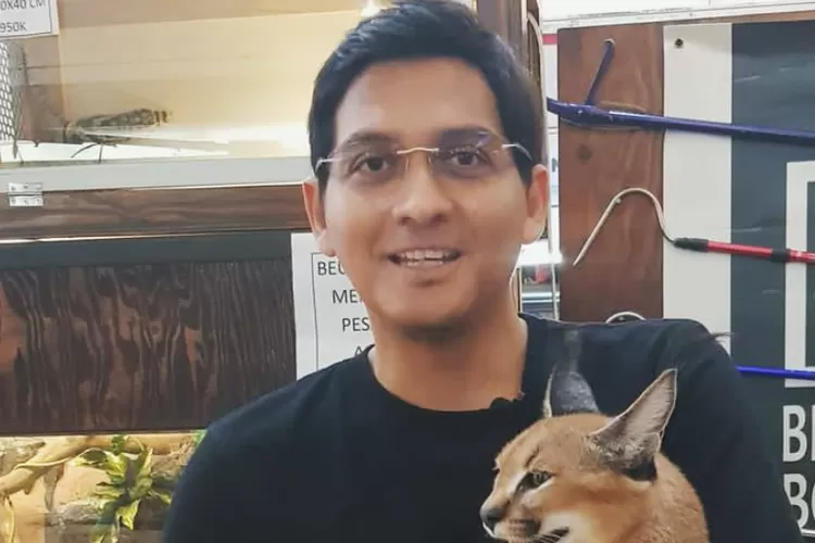 Lucky Hakim mengaku tidak kapok di dunia politik, namun Lucky Hakim masih berada di persimpangan jalan antara memilih dunia hiburan atau kembali lagi ke politik (Instagram @luckyhakimofficial)